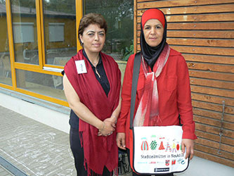 Zwei "Stadtteilmütter" aus Neukölln: Ayse Özkan und Djamila Boumekik