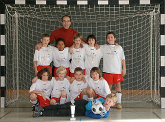 Grundschullehrer Hans Georg Britz-Mauch mit seiner Fußballmannschaft